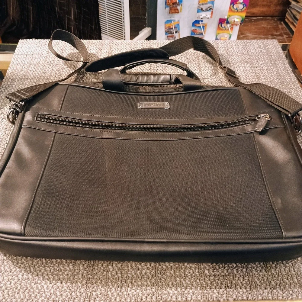 Kenneth Cole Reaction Black Laptop Messenger Bag R-Tech Briefcase Shoulder Strap